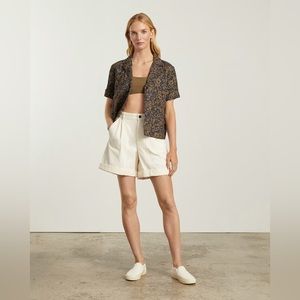 Everlane Tourist Short - cream - size 6. Long inseam, 94% cotton, 6% linen.